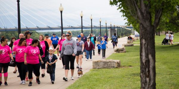 chair-webpage crowd walking along path at promise walk.jpg (44 KB)